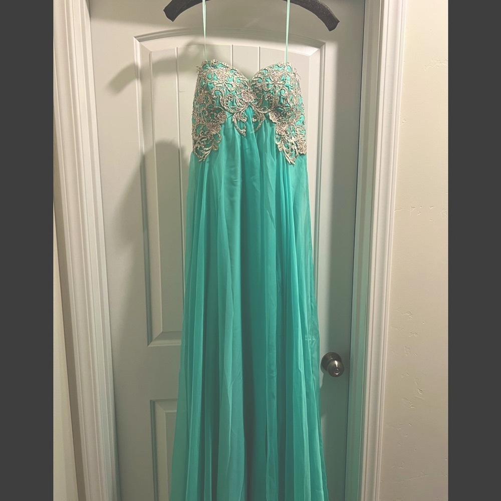 Size 8 Trudy’s dress. Worn once in great condition!